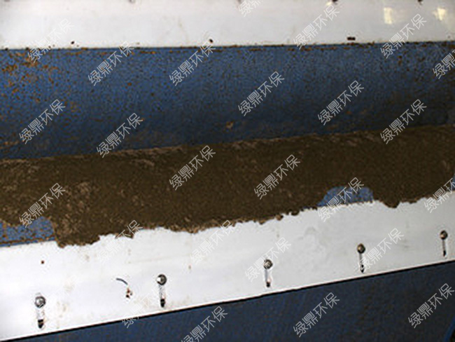 帶式壓濾機(jī)濾布偏離怎么辦，如何應(yīng)對壓濾機(jī)網(wǎng)帶走偏問題？