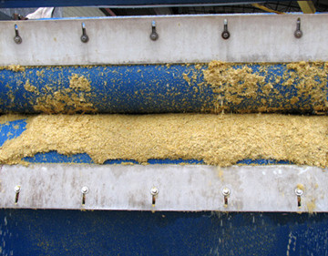 帶式壓濾機(jī)泥餅刮除不干凈，帶式壓濾機(jī)出泥兩少了怎么辦？？