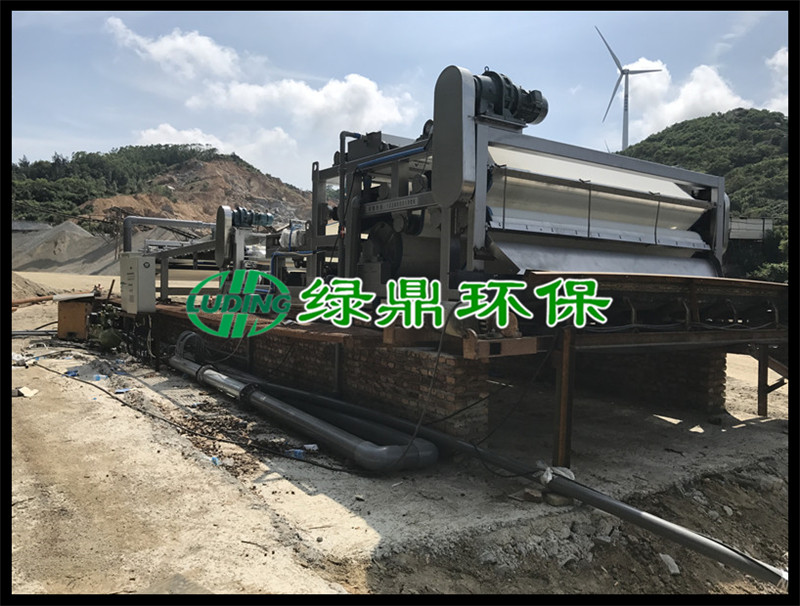 福建洗沙泥漿帶式壓濾機(jī)安裝現(xiàn)場 4