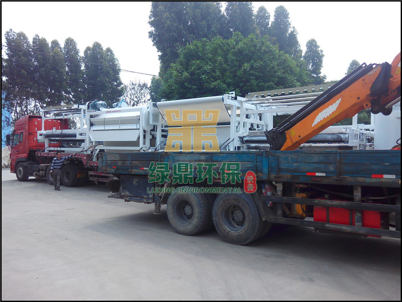 帶式壓濾機發往鉆探產生的廢泥漿處理工程 3