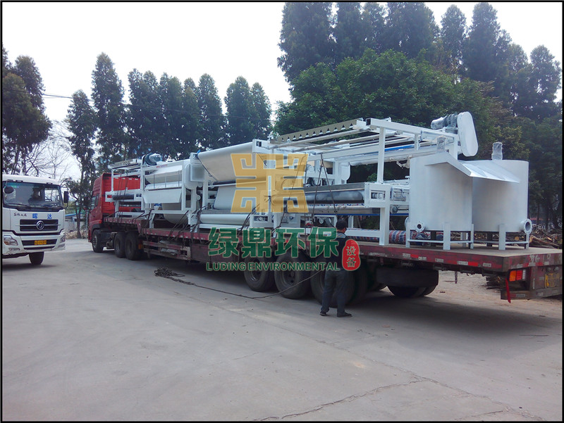 帶式壓濾機發往鉆探產生的廢泥漿處理工程 4